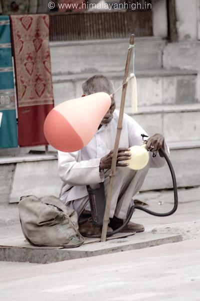 baloon seller near Manali