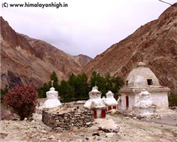 markha-valley-trek-_markha-valley-trek-small-old-chortens-near-skiu-on-markha-trek.jpg