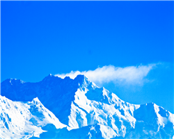 sandakphu-phalut-trek_sandakphu-phalut-trek-morning-plumes-over-kanchenjunga.jpg