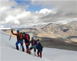 mentok-kangri-2-and-3-climbing-expedition_mentok-kangri-2-and-3-climbing-expedition-mentok-climbing.jpeg